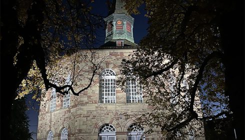 Energie SaarLorLux lässt Kulturdenkmal Schinkelkirche erleuchten.